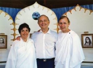 Swami Kriyananda with Nayaswami Jyotish and Nayaswami Devi