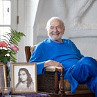 Swami-Kriyananda-classic-photo-during-the-Janaka-Foundation-tea-in-August-2010-400x267-1-350x234